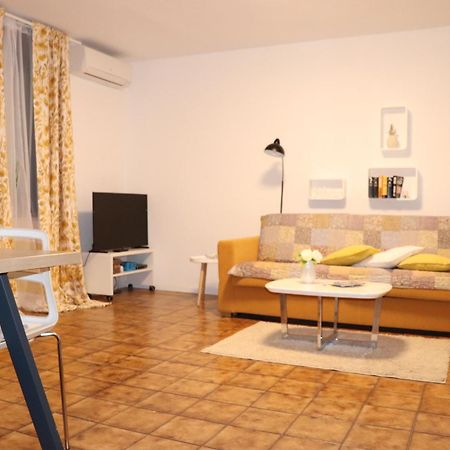 Apartments Zvezdica*** With Garden ザンブラティヤ エクステリア 写真