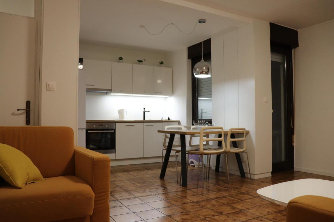 Apartments Zvezdica*** With Garden ザンブラティヤ エクステリア 写真